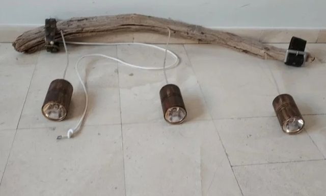 Candeeiro de porta-malas feito à mão em madeira e metal