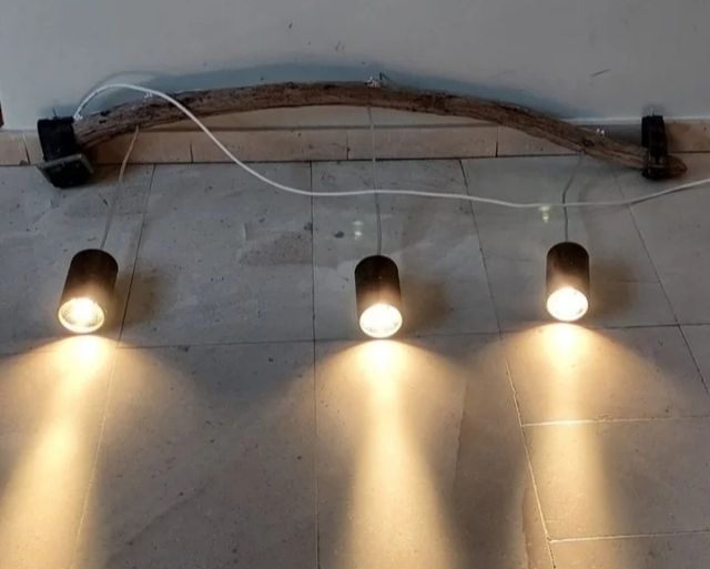 Candeeiro de porta-malas feito à mão em madeira e metal