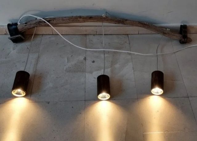 Candeeiro de porta-malas feito à mão em madeira e metal