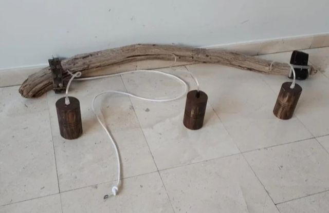 Candeeiro de porta-malas feito à mão em madeira e metal