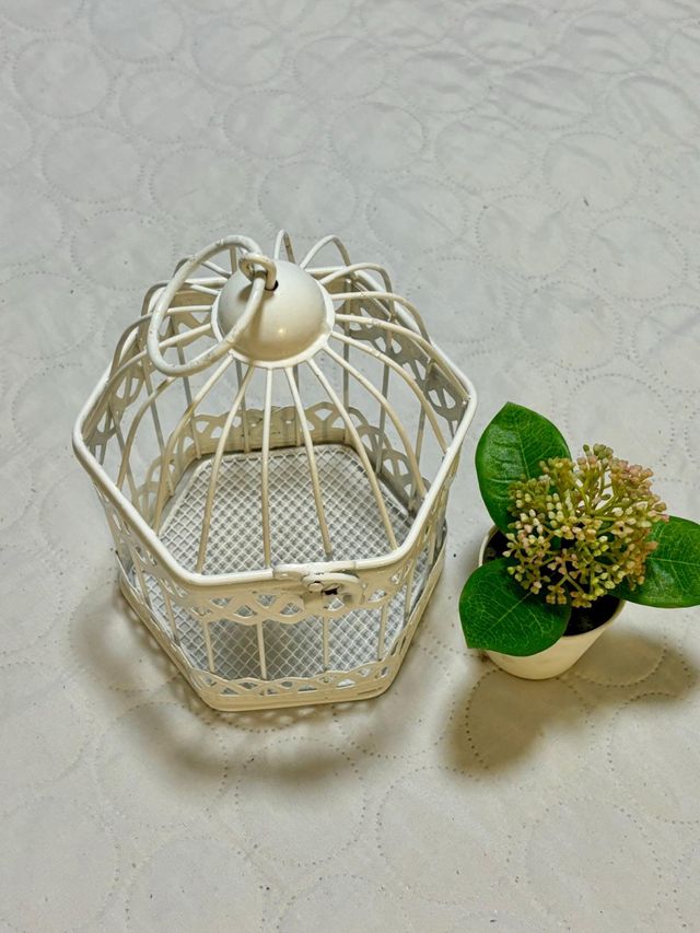 Jaula decorativa de metal blanca