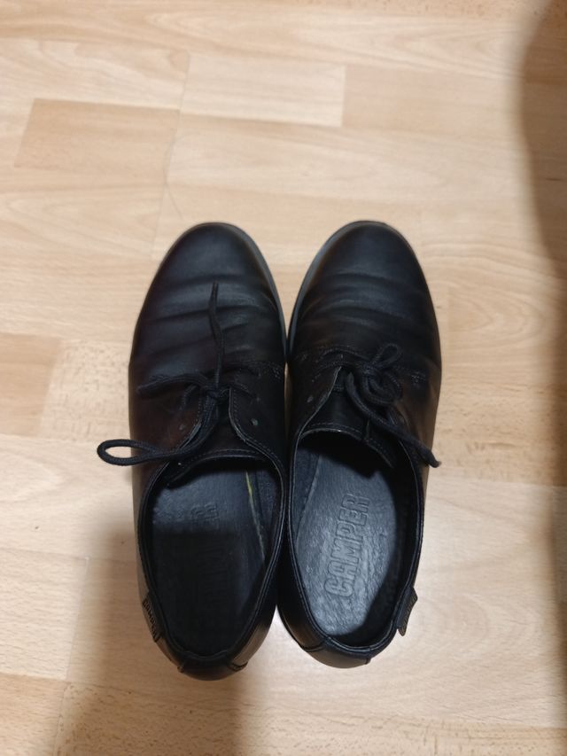 Zapatos Camper de cordones negros en piel