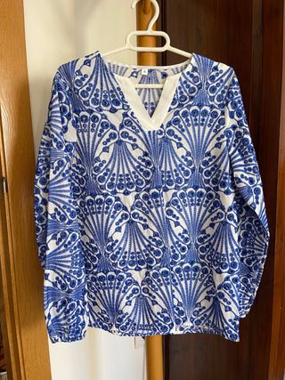 Blusa bordada azul y blanca 