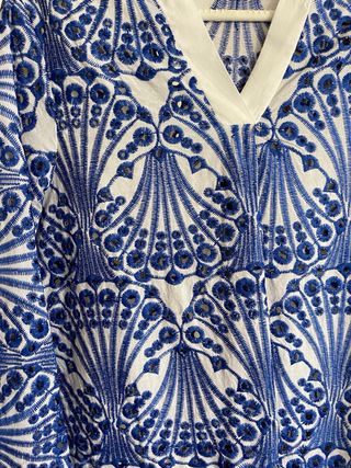 Blusa bordada azul y blanca 