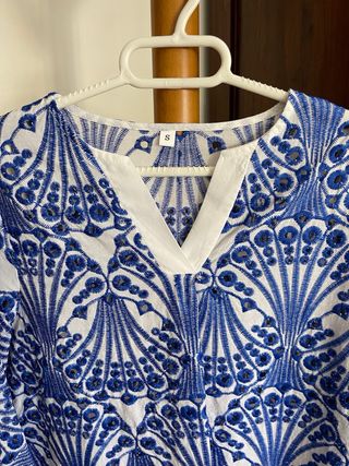 Blusa bordada azul y blanca 