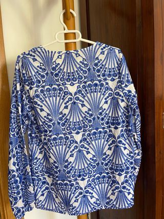 Blusa bordada azul y blanca 