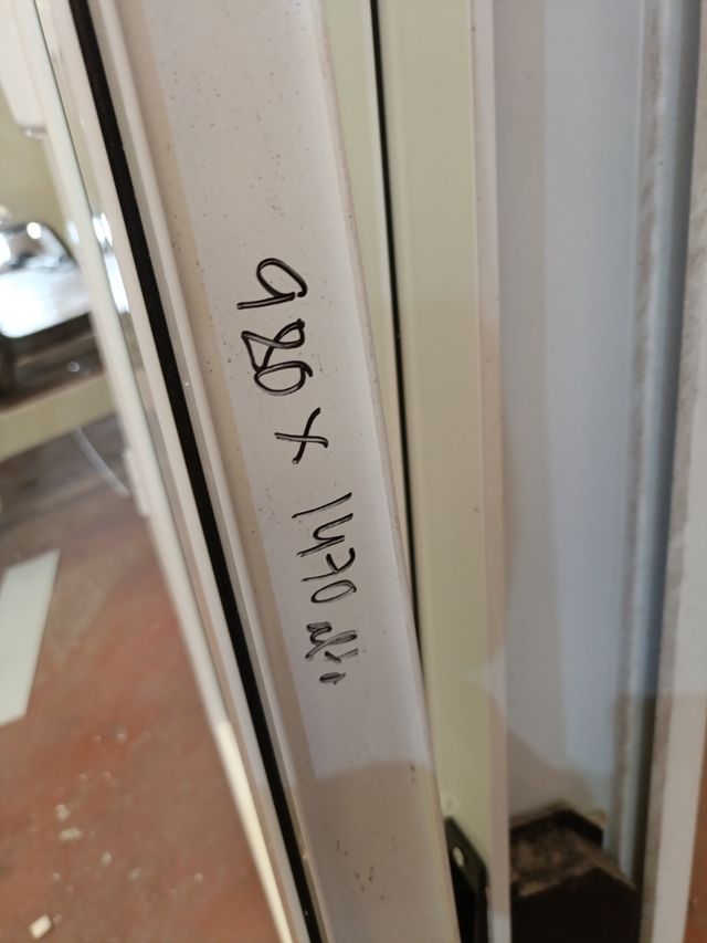 Ventana aluminio abatible blanca