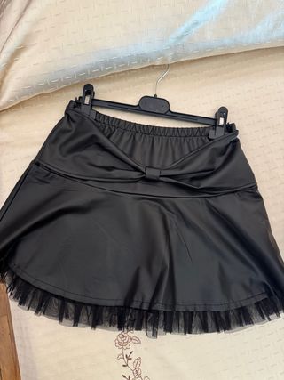Gonna ecopelle nera con tulle