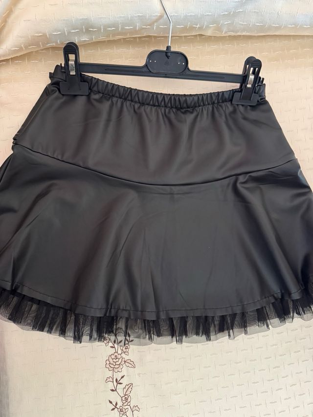 Gonna ecopelle nera con tulle