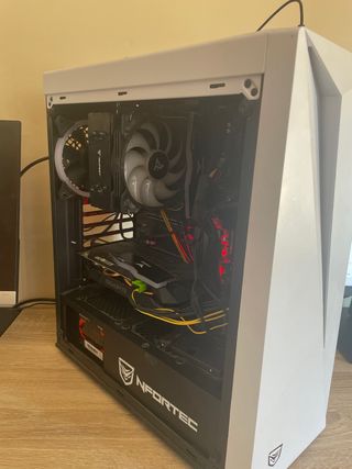 PC Gaming Nfortec Blanco y Negro hecho a mano
