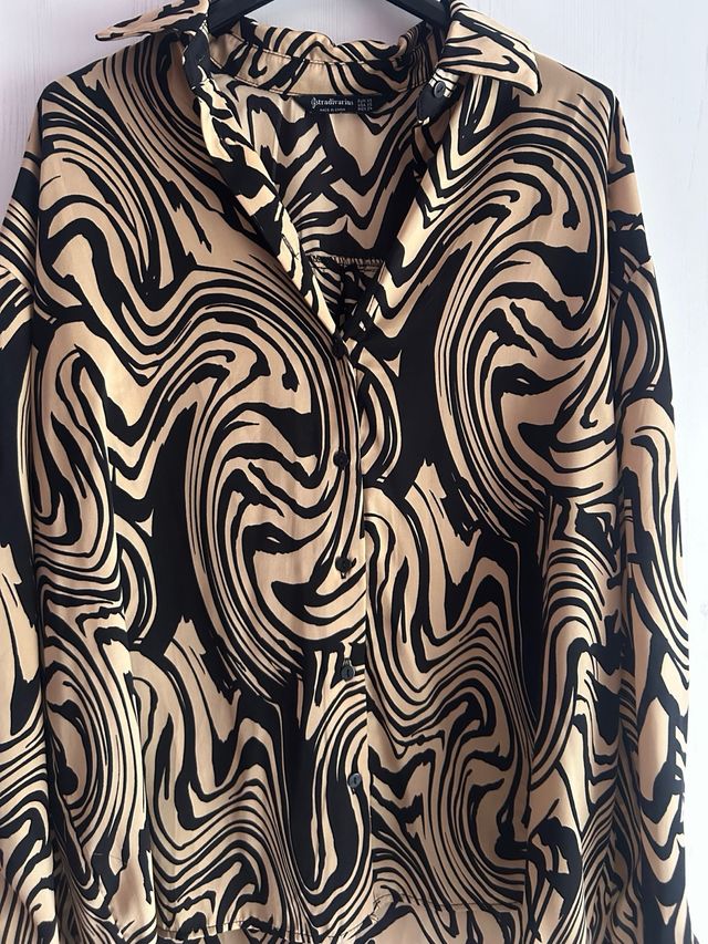 Camisa Stradivarius Beige y Negra Talla M