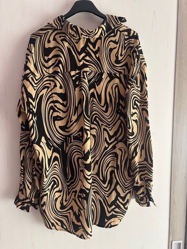 Camisa Stradivarius Beige y Negra Talla M