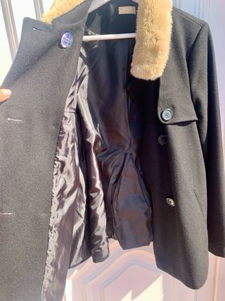 Abrigo Amichi corto con cuello pelo