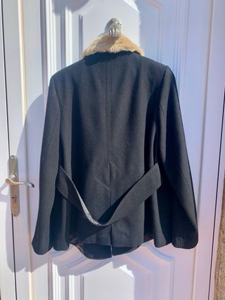 Abrigo Amichi corto con cuello pelo