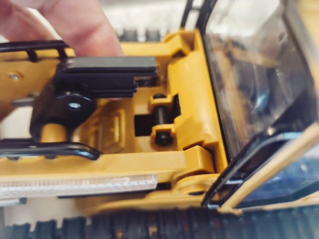 Escavatore RC ruspa rotta, senza telecomando 