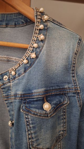 Chaqueta vaquera con perlas.