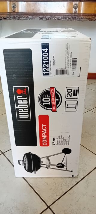 Barbecue a carbonella nero e argento