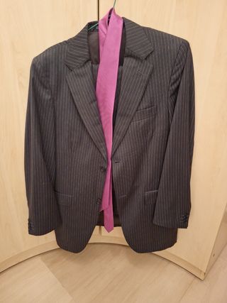 Traje Raya Gris con Corbata Rosa