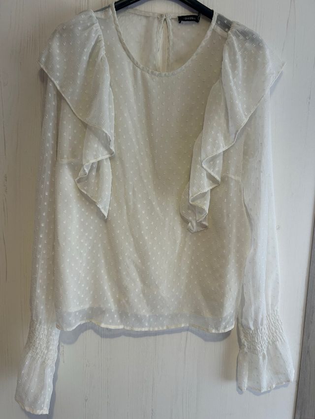 Blusa Bershka blanca volantes