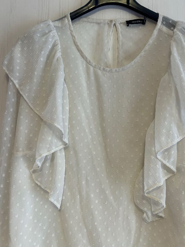 Blusa Bershka blanca volantes
