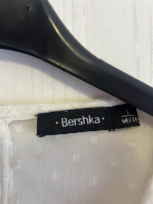 Blusa Bershka blanca volantes