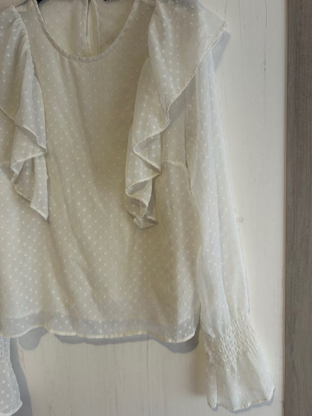 Blusa Bershka blanca volantes