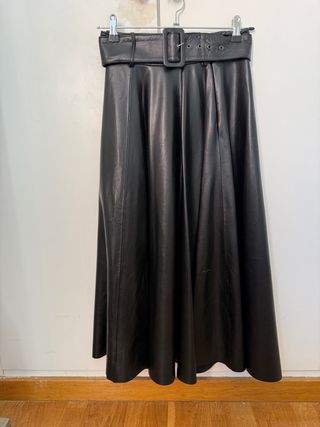 Falda midi de piel negra con cinturón