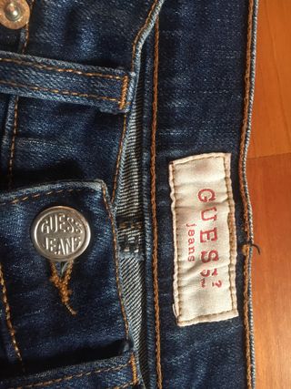 Pantalón vaquero Guess azul. talla 26