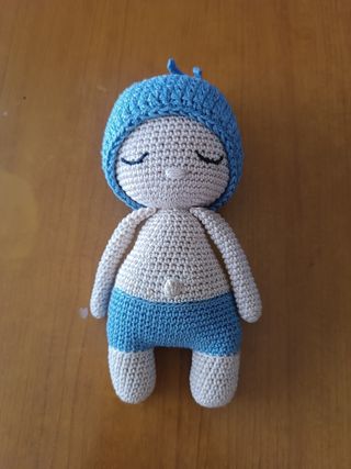 Amigurumi bebé con gorro y shorts azul