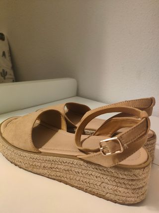 Sandalias cuña beige talla 40
