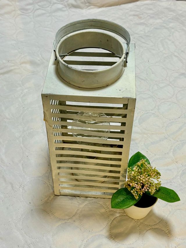 Lámpara decorativa plateada y blanca