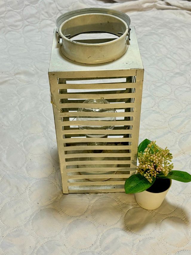 Lámpara decorativa plateada y blanca