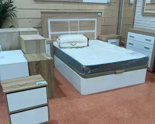 Muebles de dormitorio: cama, mesitas, cómodas..