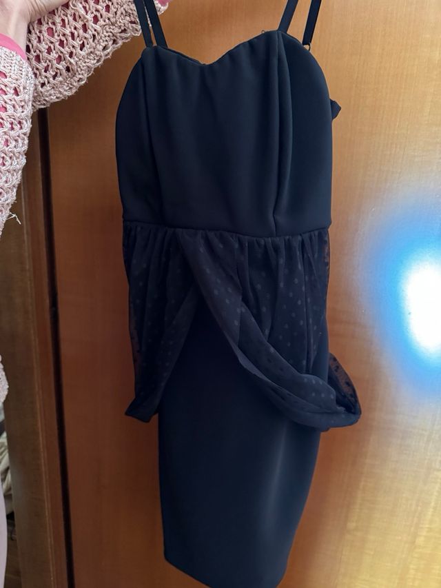 Vestitino tubino nero con dettagli in pizzo