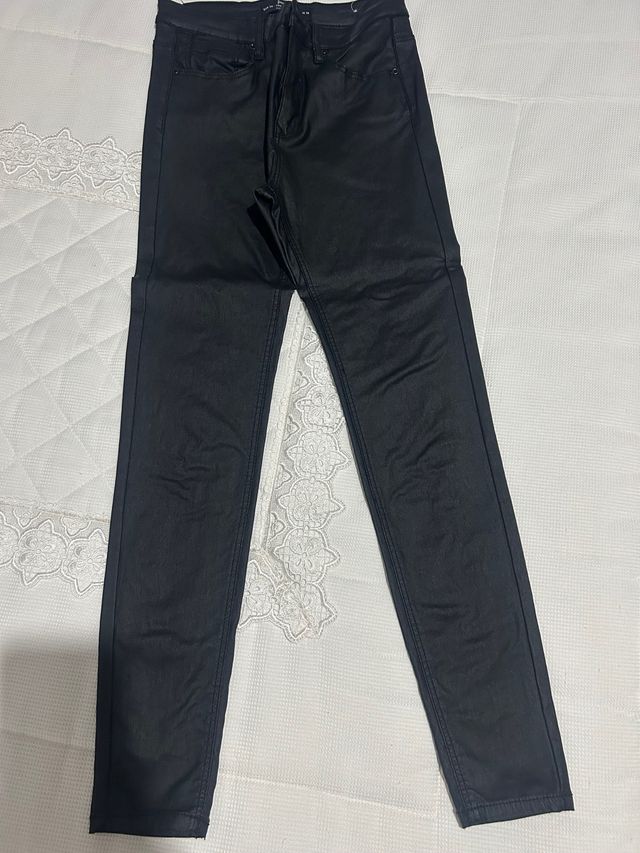 Pantalón polipiel negro