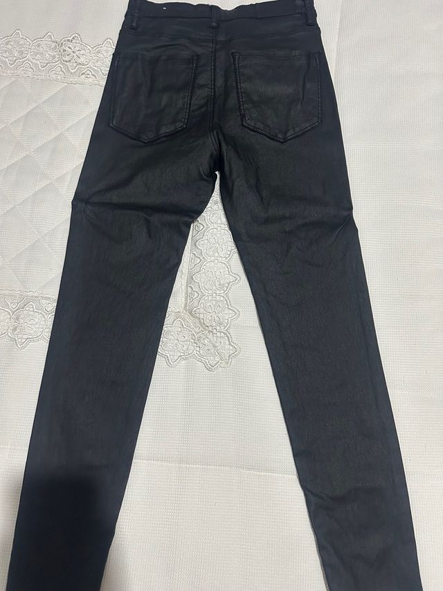 Pantalón polipiel negro