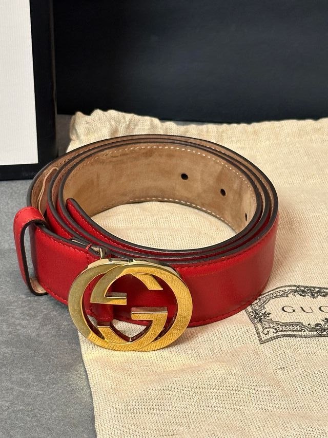 Cintura rossa Gucci con fibbia dorata