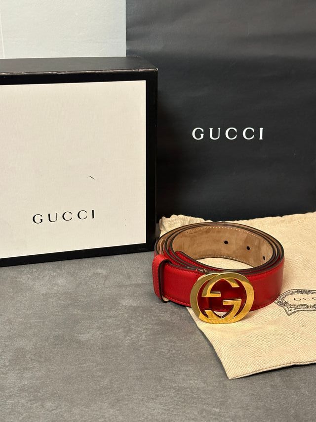 Cintura rossa Gucci con fibbia dorata