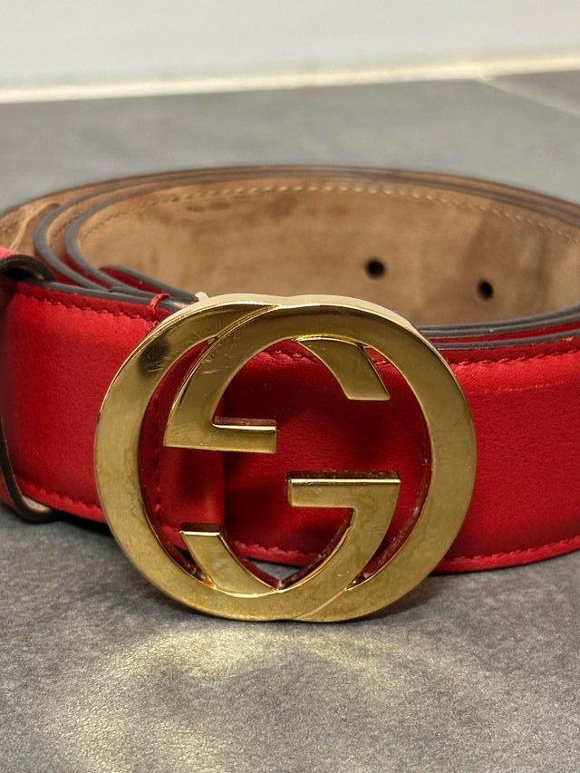 Cintura rossa Gucci con fibbia dorata