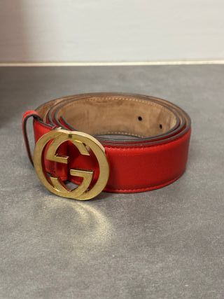 Cinturón Gucci Rojo con Hebilla Dorada