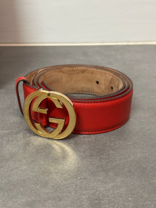 Cintura rossa Gucci con fibbia dorata
