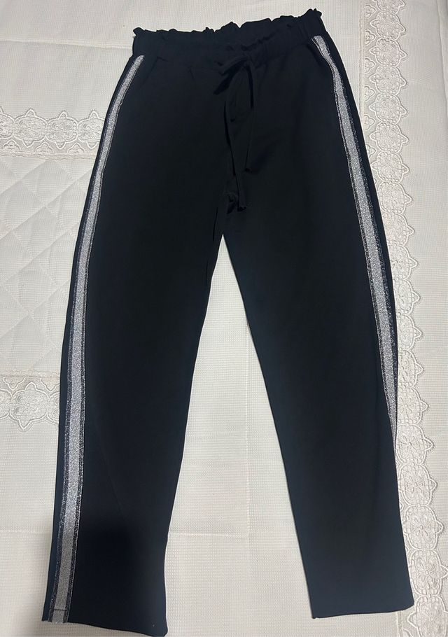 Pantalón deportivo negro con banda plateada