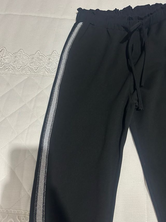 Pantalón deportivo negro con banda plateada