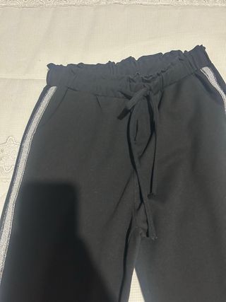 Pantalón deportivo negro con banda plateada