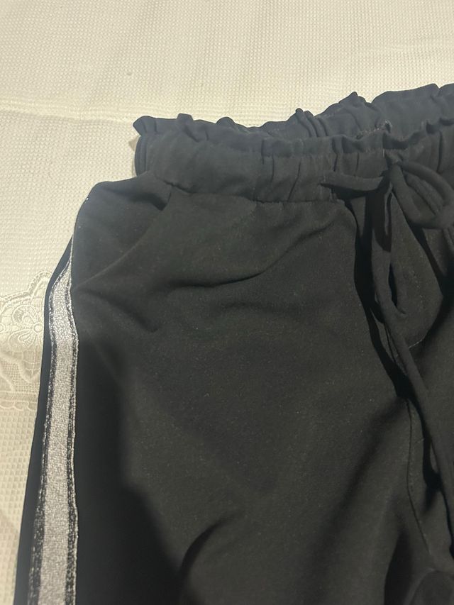 Pantalón deportivo negro con banda plateada