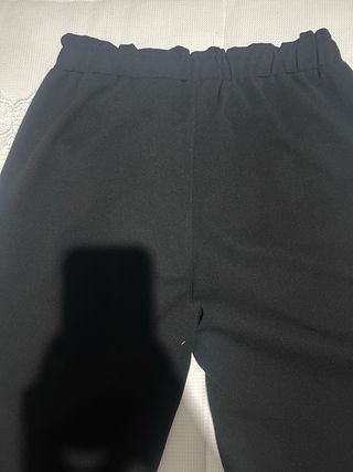 Pantalón deportivo negro con banda plateada