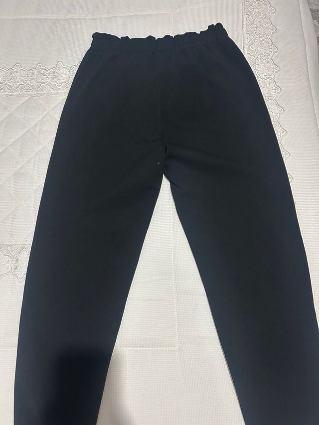 Pantalón deportivo negro con banda plateada