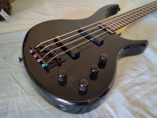Bajo Tobias Toby