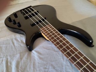 Bajo Tobias Toby