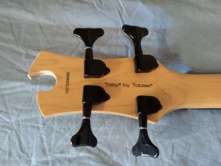 Bajo Tobias Toby